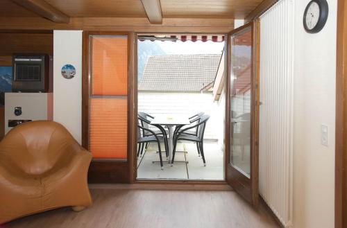 Habitación con balcón con mesa y sillas. en Rössli Holiday Apartment, en Interlaken
