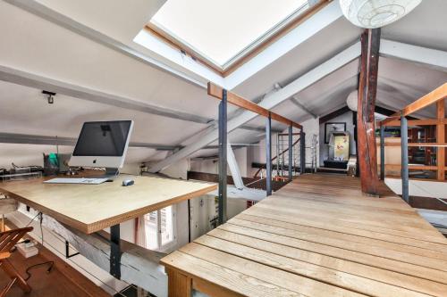 Cette chambre dispose d'un bureau et d'un ordinateur. dans l'établissement Charming duplex Bastille by weekome, à Paris