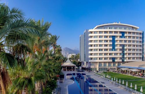 ein Hotel mit einem Pool vor einem Gebäude in der Unterkunft Porto Bello Hotel Resort & Spa in Antalya