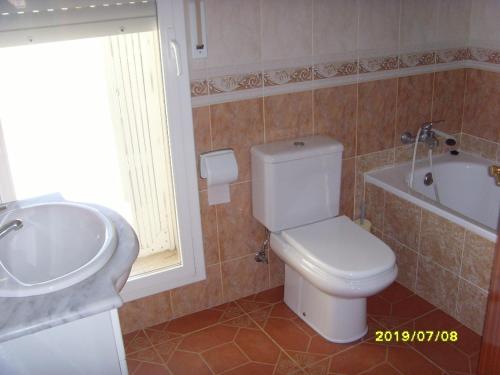 een badkamer met een toilet, een wastafel en een bad bij RIVIERA in L'Ametlla de Mar