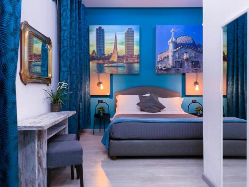 um quarto com paredes azuis, uma cama e uma mesa em CityLife Rome em Roma