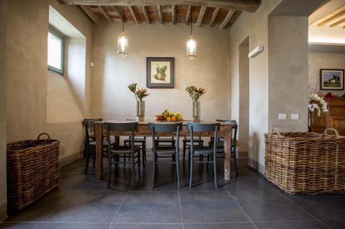 a dining room with a table and chairs at La Cotogna in Magione