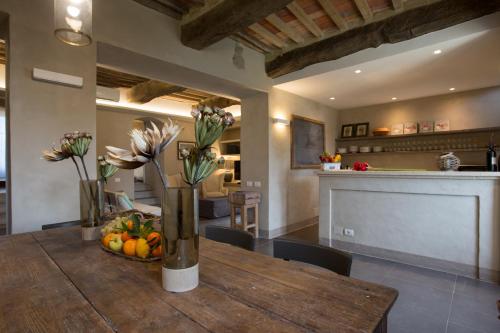 a dining room with a table with a bowl of fruit at La Cotogna in Magione