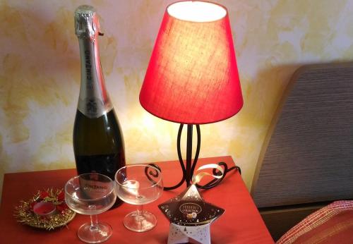 Una botella de vino y dos copas en una mesa. en Damarilù, en Alghero