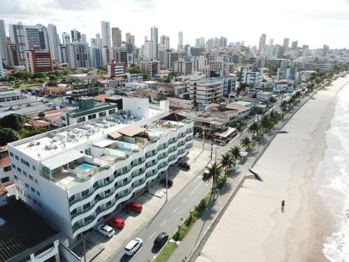 una vista aérea de una ciudad con una playa y edificios en Flat Manaíra Palace, en João Pessoa