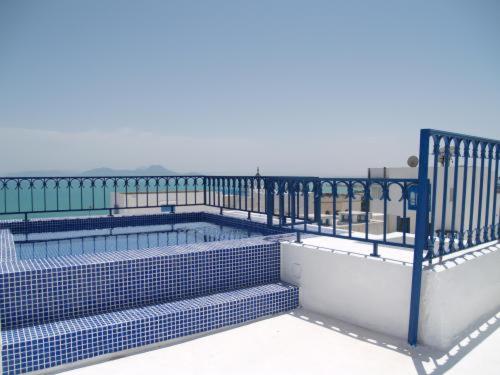una piscina con escaleras y una valla en Dar Fatma, en Sidi Bou Saïd