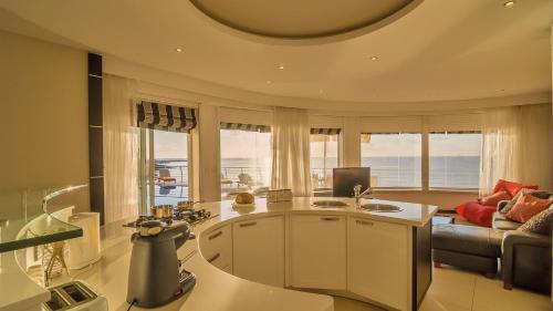 マルサスカーラにあるVilla Watersedgeのキッチン、リビングルーム(ソファ付)