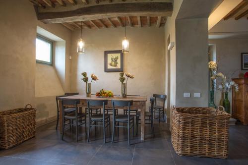 a dining room with a table and chairs at La Cotogna in Magione