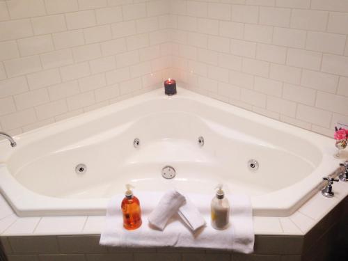 eine Badewanne mit Kerzen im Bad in der Unterkunft Bindley House B&B Cottage in Kilmore