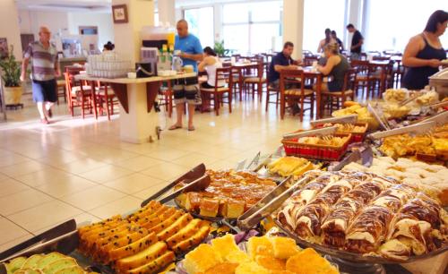 a bakery with many different types of pastries on display at Água Viva Hotel in Olímpia