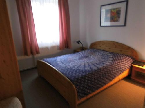 ツィノヴィッツにあるAppartement 53 Residenz Bellevue Usedの窓付きの部屋にベッド付きのベッドルーム1室があります。