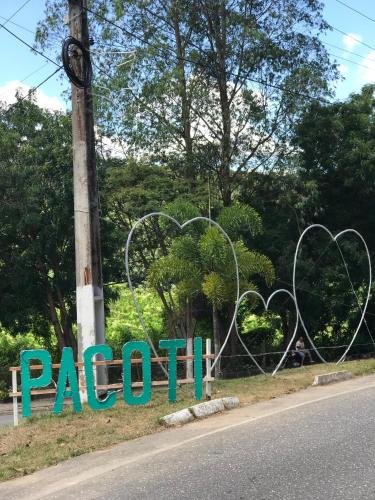 a sign for a park with two hearts on the side of the road at Chalé Suíço - Chalés Belo Monte - Sítio Belo Monte in Pacoti