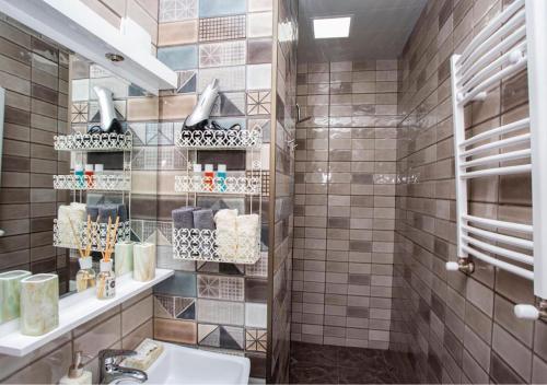 een badkamer met een wastafel en een douche bij Tbilisi Central apartment in Tbilisi City