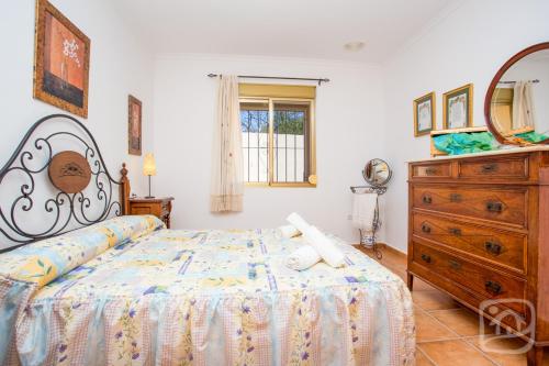 1 dormitorio con 1 cama y vestidor en Villa Ivars by Abahana Villas, en Calpe