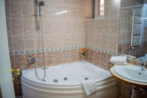 Bilik mandi di Atrium Hotel Bucharest City Center