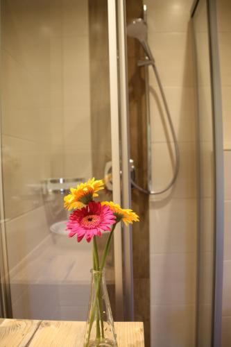 a vase filled with flowers sitting on a table at Pension Traube in Uderns