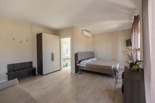 a living room with a bed and a couch at Residenza Angelica in Lazise