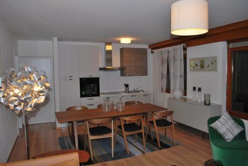 - une cuisine avec une table et des chaises dans la chambre dans l'établissement Hotel Mirabeau, à Crans-Montana