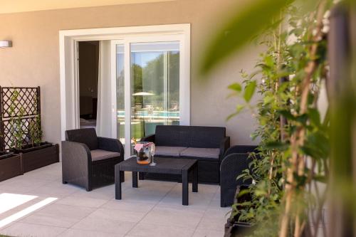 a living room with two chairs and a coffee table at Residenza Angelica in Lazise