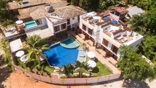 an aerial view of a house with a swimming pool at A Casa de Gabriella in Itacaré