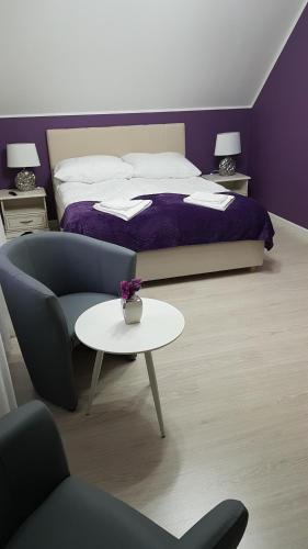 Ένα ή περισσότερα κρεβάτια σε δωμάτιο στο Apartamenty Białowieża
