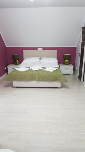 Ένα ή περισσότερα κρεβάτια σε δωμάτιο στο Apartamenty Białowieża