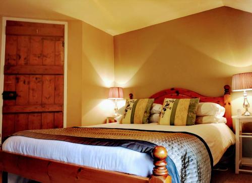 A bed or beds in a room at Nant Melyn Cottage