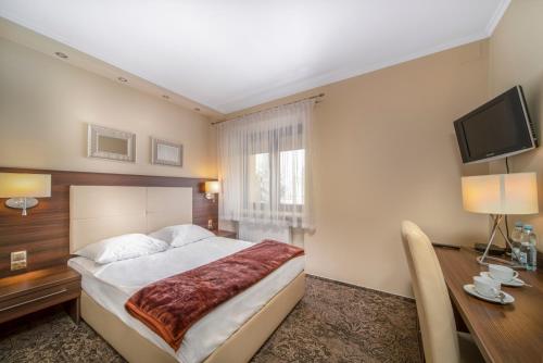 Hotel Promien tesisinde bir odada yatak veya yataklar
