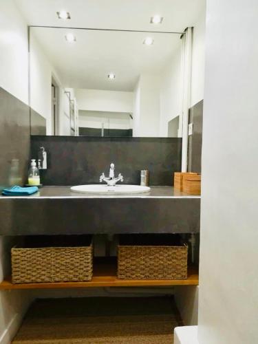 une salle de bain avec un lavabo et un miroir dans l'établissement Appartement coeur historique Aix, à Aix-en-Provence