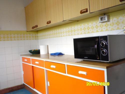a microwave on a counter in a kitchen at Habitaciones Mar Azul in El Quisco