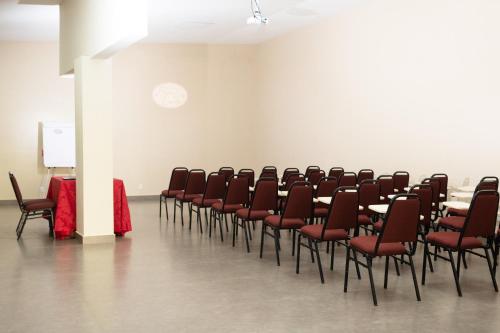 a room with a bunch of chairs and a table at Hotel Cravo e Canela in Campos dos Goytacazes