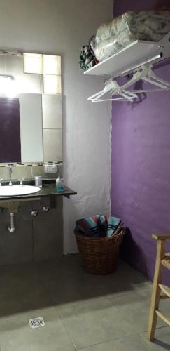 uma cozinha com um lavatório e uma cesta em Habitación casa de campo. em São Rafael