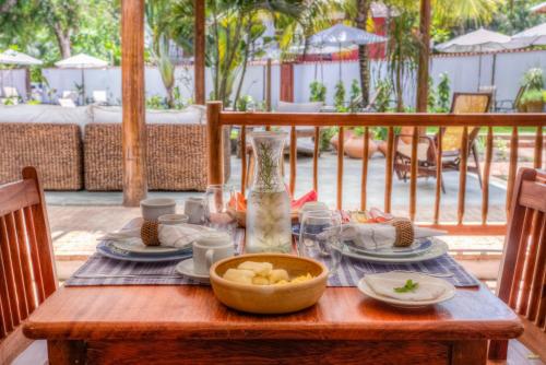 a wooden table with a bowl of food on it at A Casa de Gabriella in Itacaré