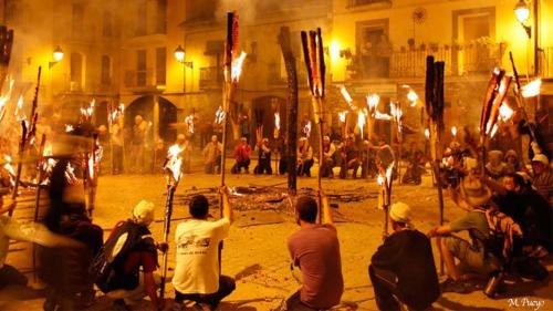 a group of people sitting around with torches and flags at Apartamento vacacional in El Pont de Suert