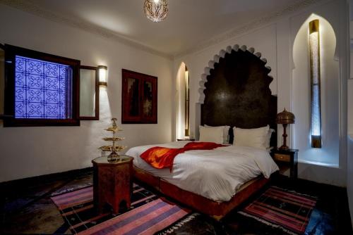 Un pat sau paturi într-o cameră la Riad Clefs d'Orient