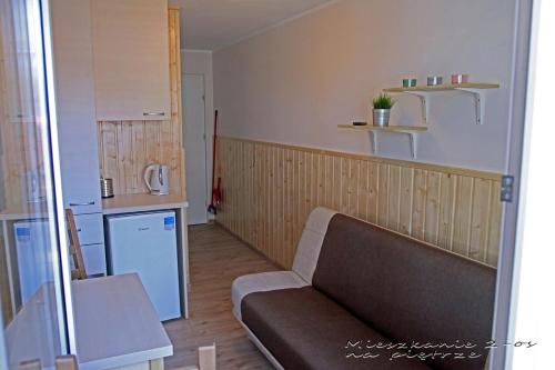 salon z kanapą i kuchnią w obiekcie Relaks w mieście Ujazdowo