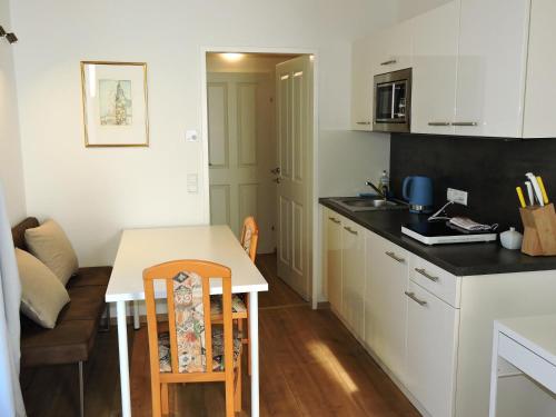 una pequeña cocina con mesa y encimera en 215 Apartment Wien 4-6 Pers 42m2, en Klagenfurt