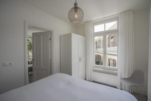 מיטה או מיטות בחדר ב-Luxury Upstairs & Downstairs Apartments