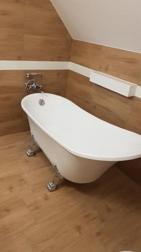 Ένα μπάνιο στο Apartamenty Białowieża