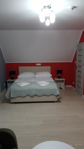 Ένα ή περισσότερα κρεβάτια σε δωμάτιο στο Apartamenty Białowieża