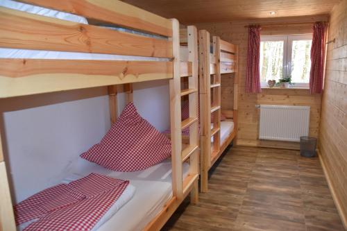 a room with two bunk beds in a cabin at Naturfreundehaus Veilbronn in Heiligenstadt