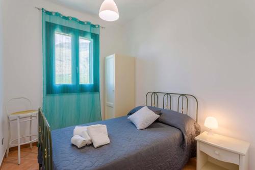 カステッルッツォにあるAppartamenti Karma vacanzeのベッドルーム1室(枕2つ付)