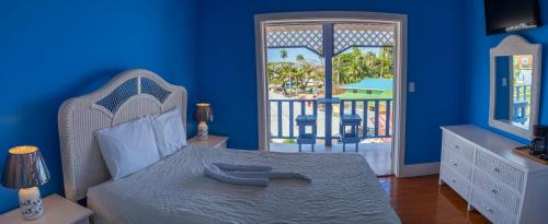 um quarto com uma cama e vista para a praia em Hotel Bocas Town em Bocas Town