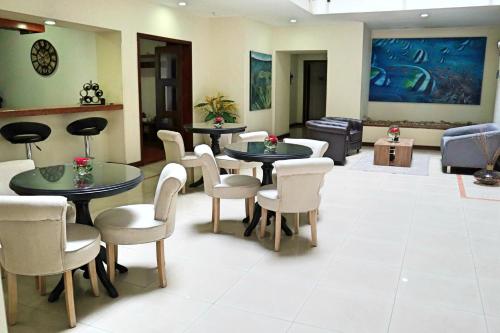 Zona de estar de Cora 96 Street Apartments