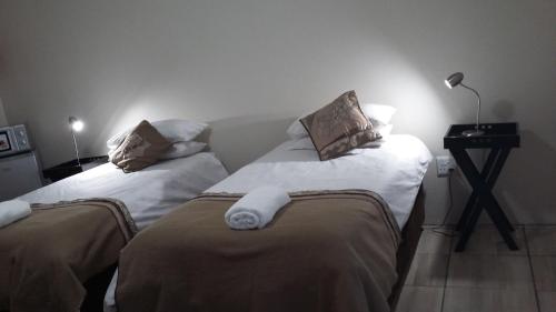 Una cama o camas en una habitación de Karoo-Koppie
