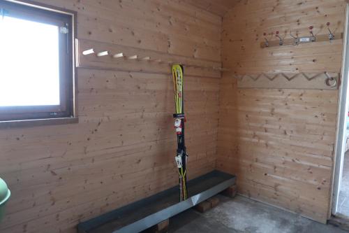 a hockey stick in a corner of a room at Chata U Zmrzlyho in Vrchlabí