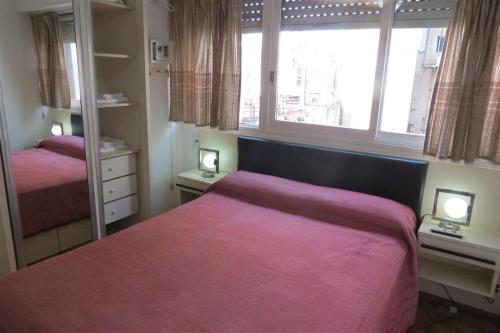 1 dormitorio con 2 camas y ventana grande en Esmeralda en Buenos Aires