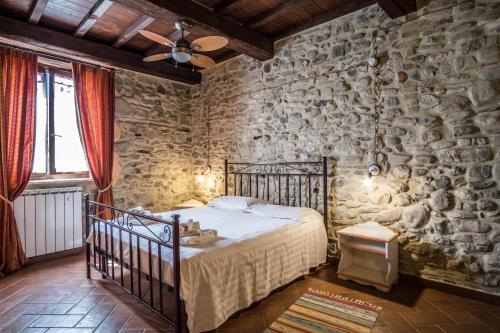 A bed or beds in a room at Agriturismo Goccia di Luna