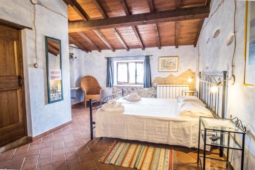 a bedroom with a large bed in a room at Agriturismo Goccia di Luna in Umbertide