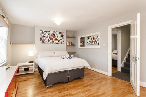 ein Schlafzimmer mit einem großen Bett in einem Zimmer in der Unterkunft Trendy 2 Bedroom apartment in vibrant Shoreditch, central London zone 1 free WiFi - sleeps 4+2 in London